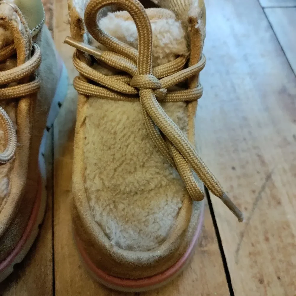 Oshkosh boots size 5 tan girls Sherpa detail  pink